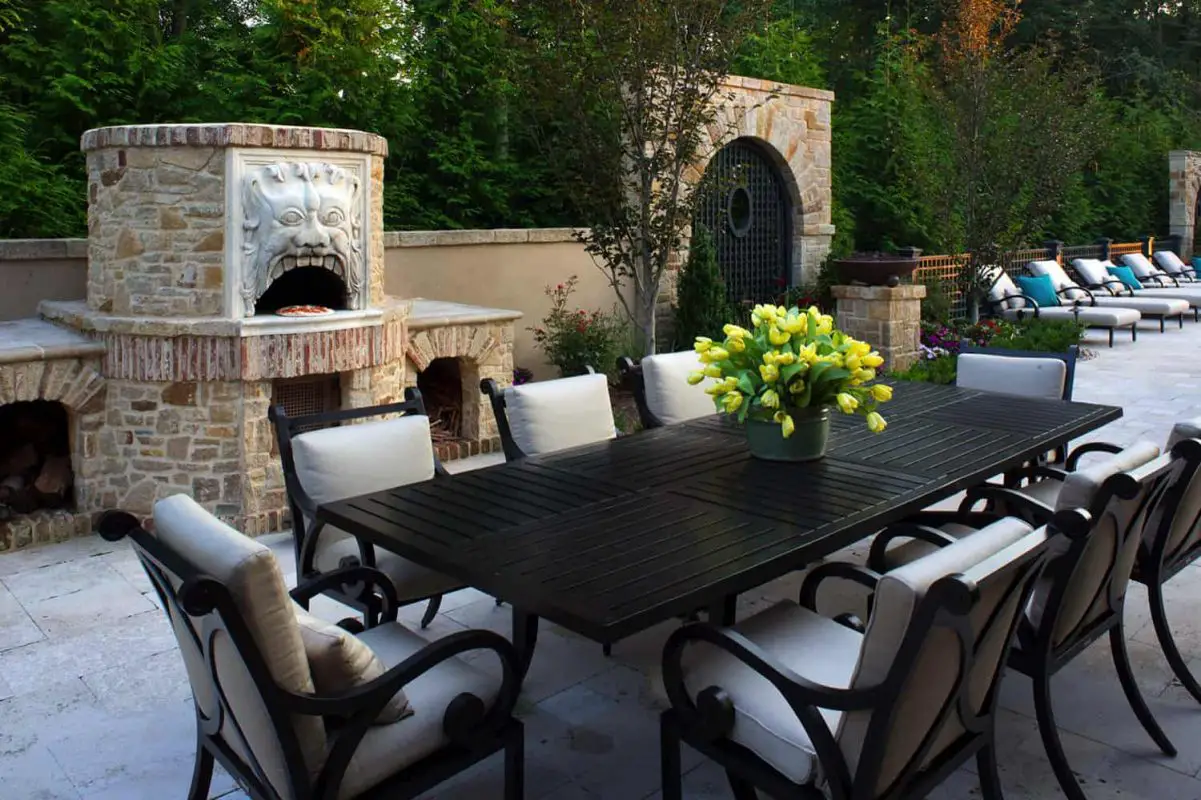 Elegant Outdoor Patio in Tuscan Style